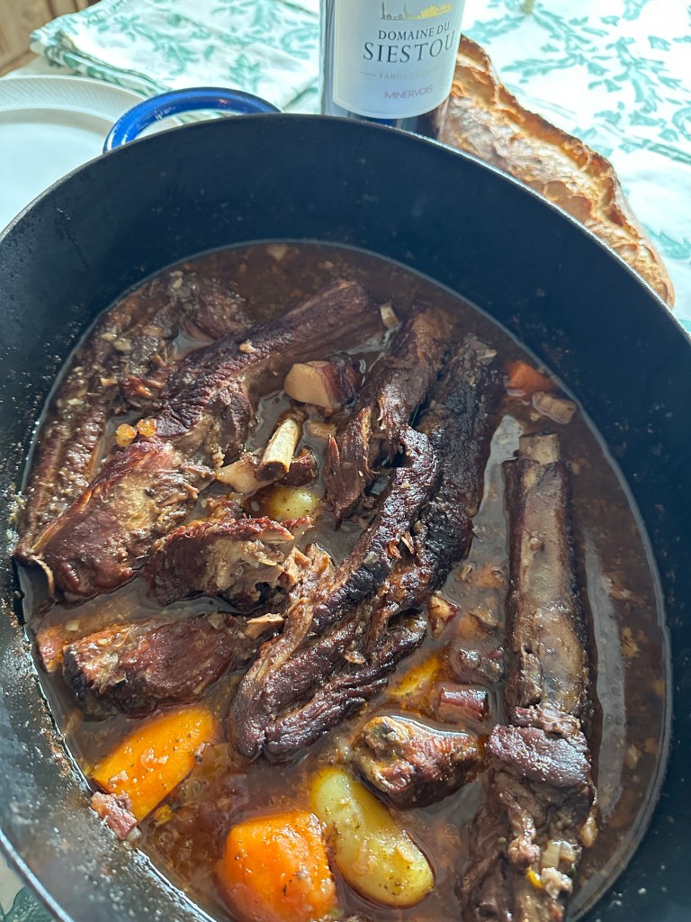 Plat de côtes au vin rouge et aux épices