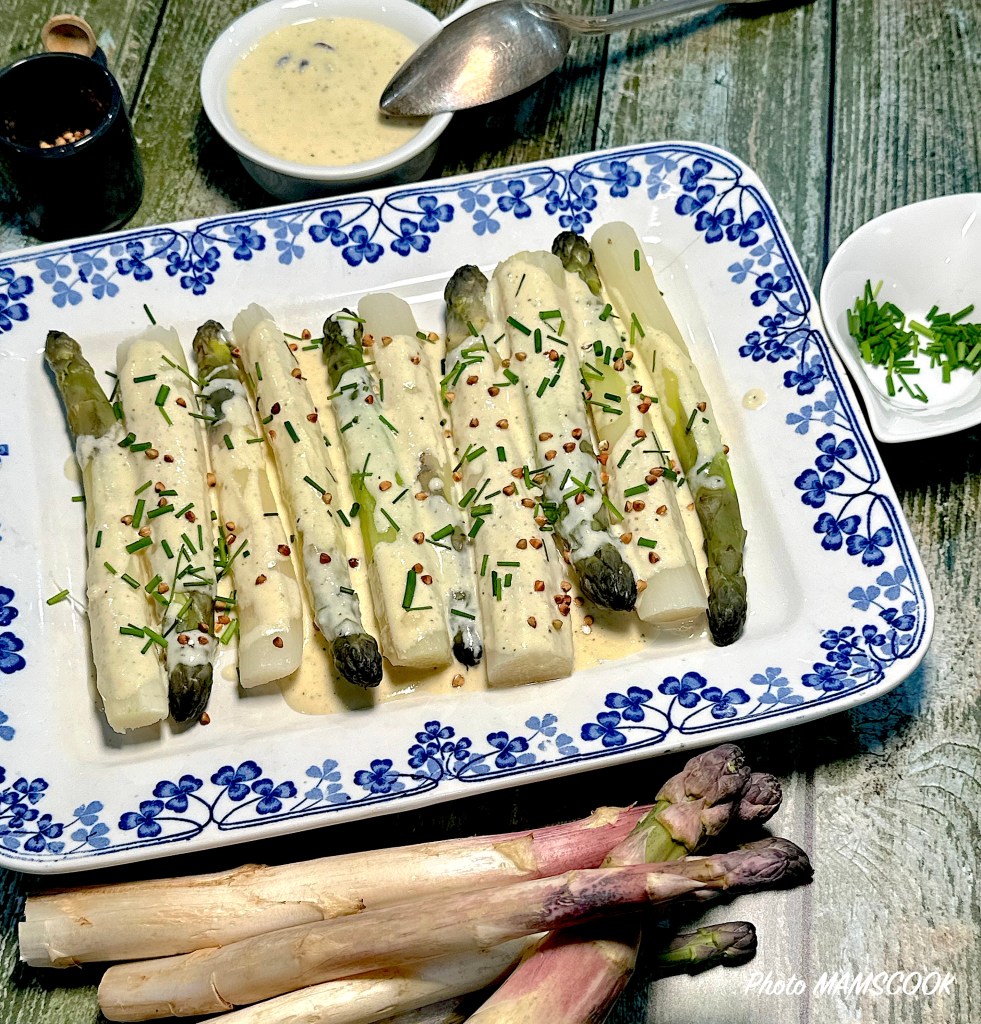 Asperges blanches, crème d’ail à la badiane