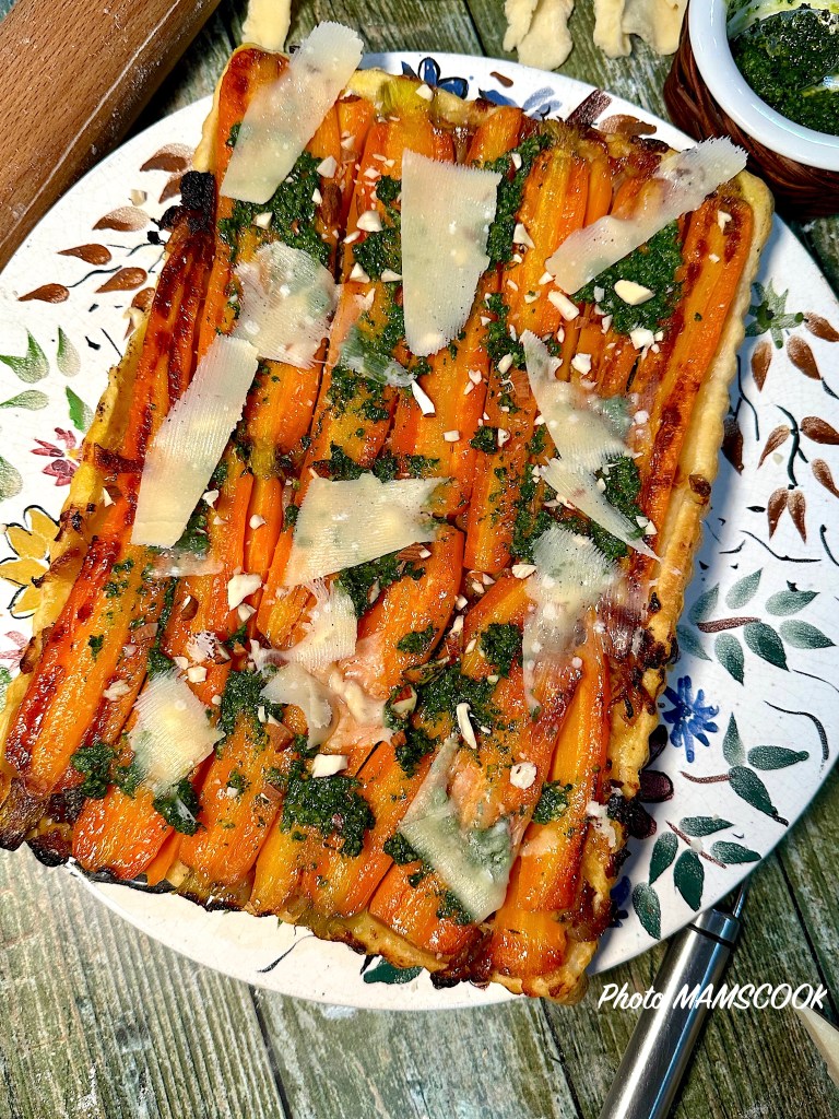Tarte Tatin de carottes nouvelles au pesto de fanes de carottes