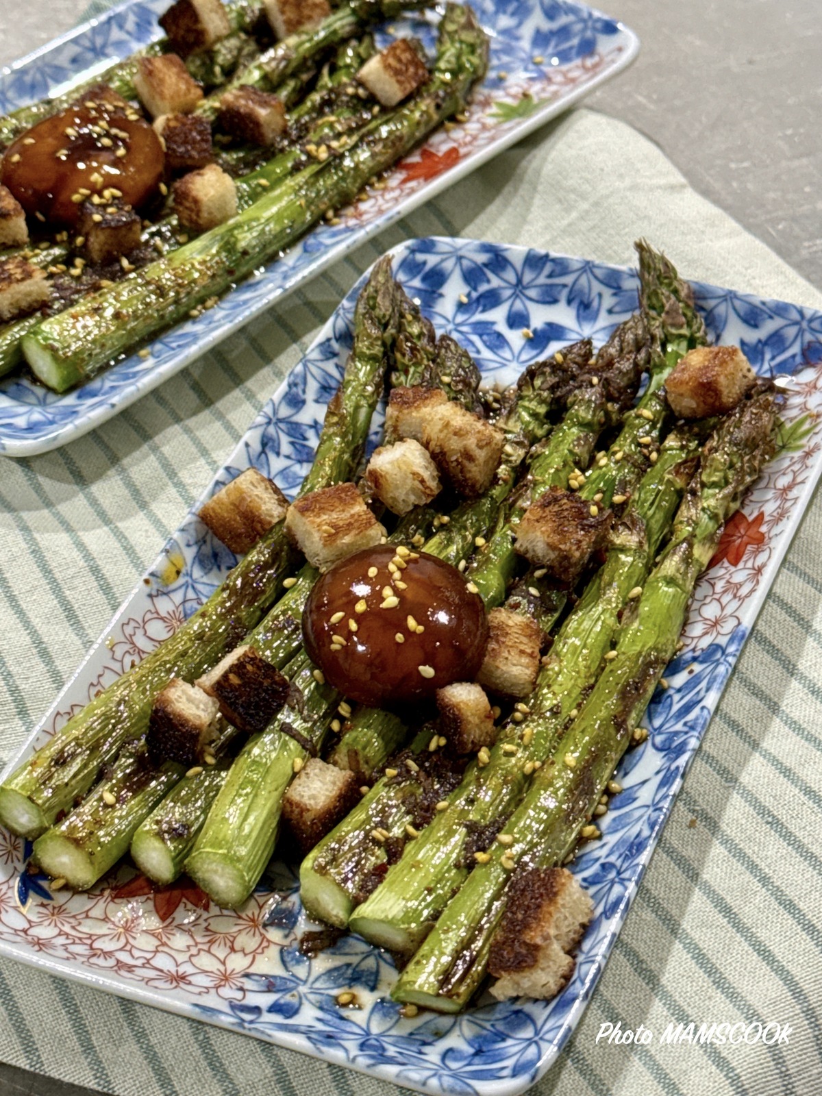 Asperges vertes à l'asiatique et jaune d'oeuf sauce soja