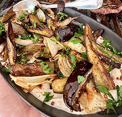 Aubergines rôties sur une sauce au yaourt épicée