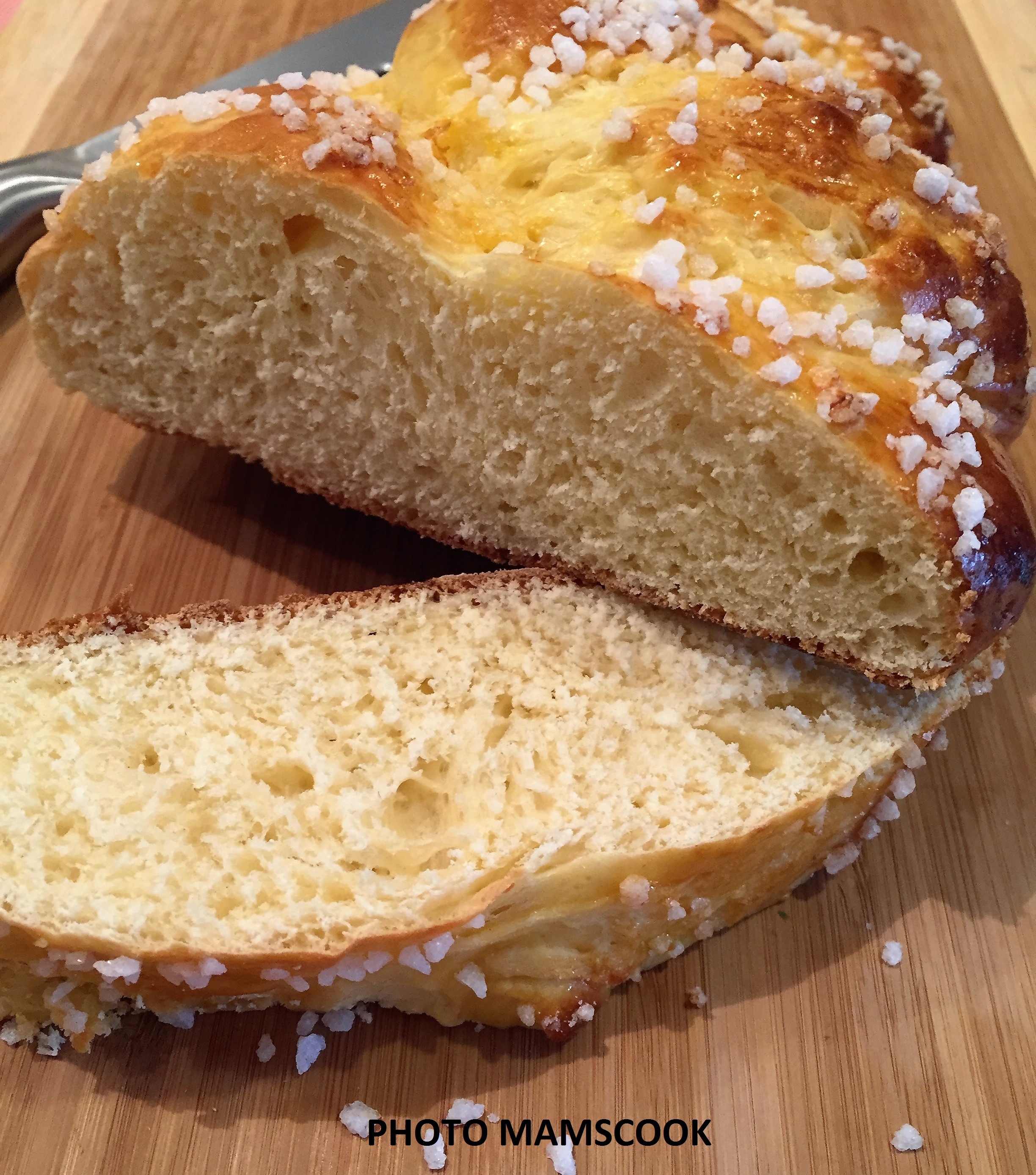 Brioche tressée au sucre perlé