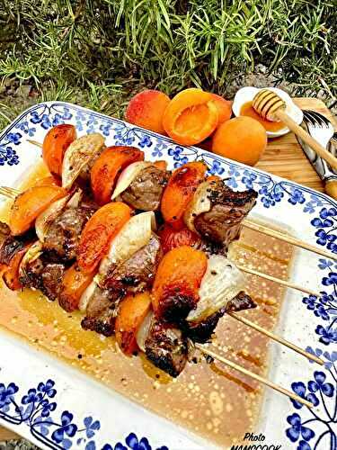 Brochettes de magrets de canard du Sud-Ouest aux abricots du Roussillon et au miel des Cévennes.