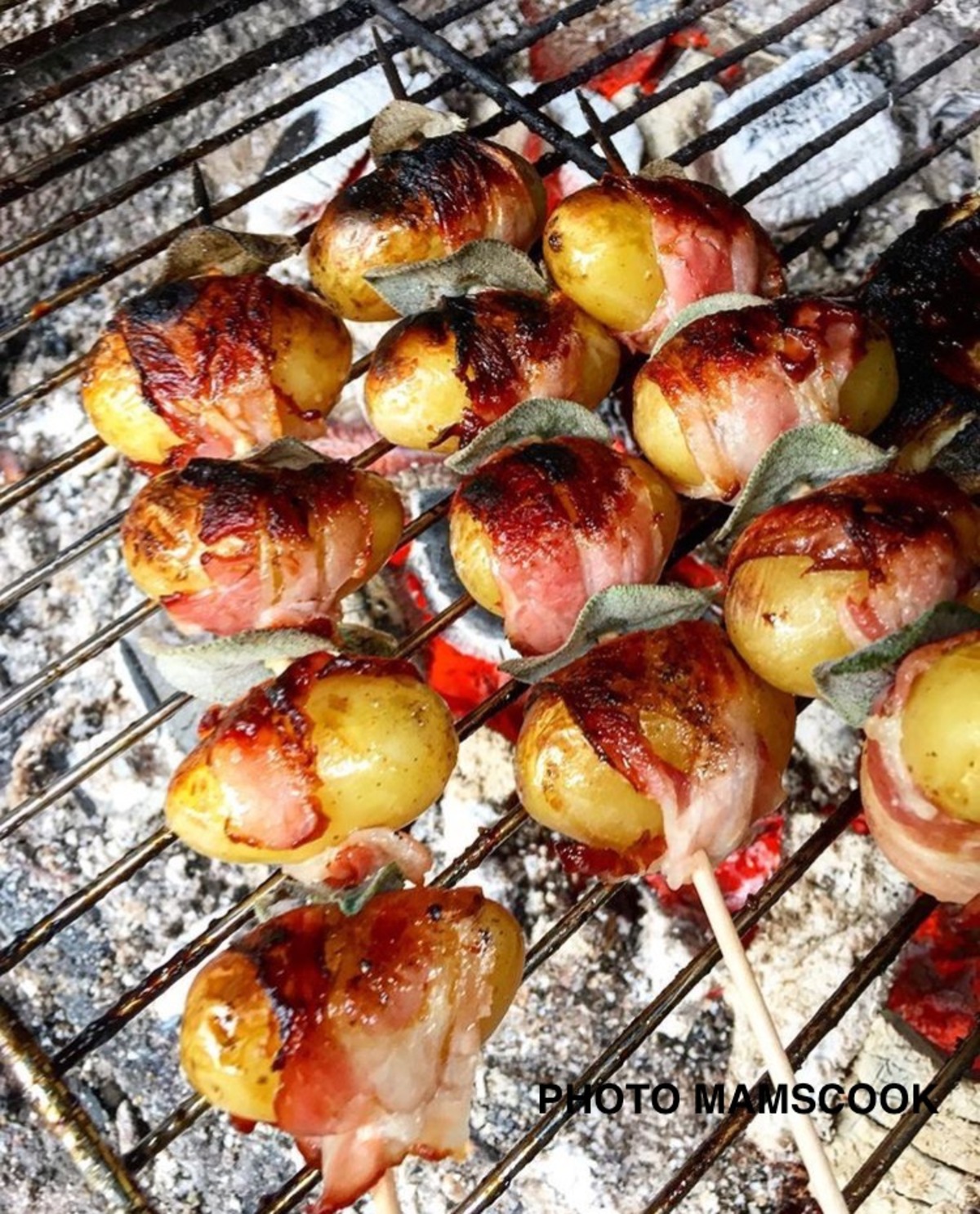 Brochettes de pommes de terre au lard et à la sauge