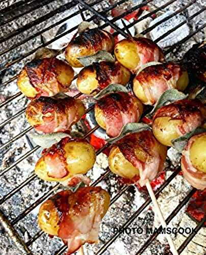 Brochettes de pommes de terre au lard et à la sauge