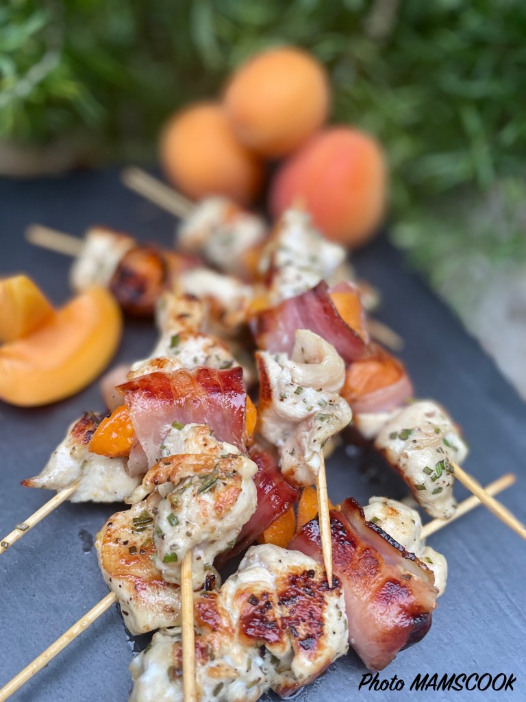 Brochettes de poulet au lard et aux Abricots Rouges du Roussillon AOP à la plancha