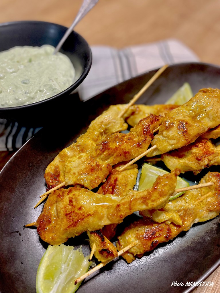 Brochettes de poulet aux épices et mayonnaise avocat citron vert