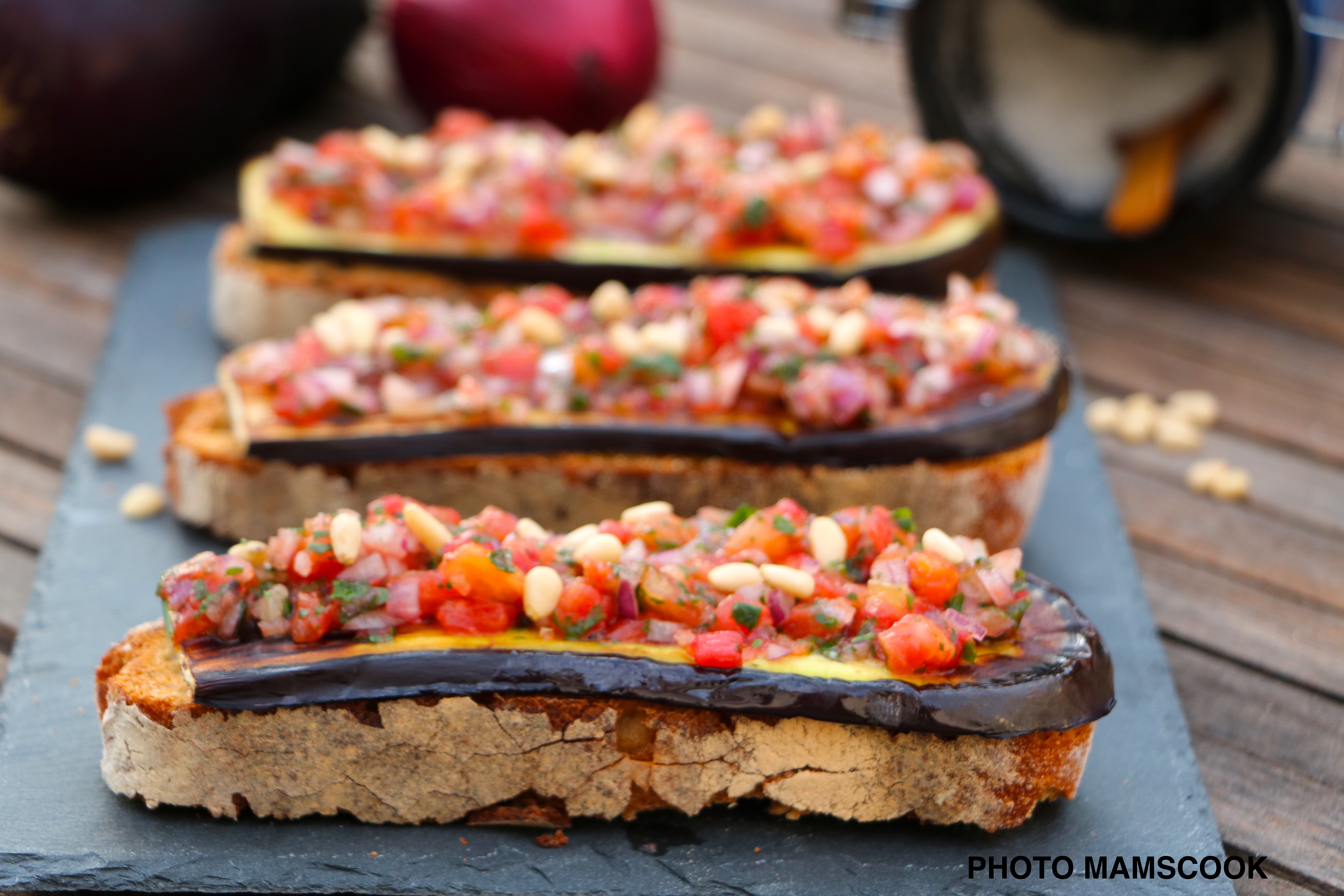 Bruschetta aubergine et salsa rouge encore appelées tartines gourmandes aubergine et sauce rouge!