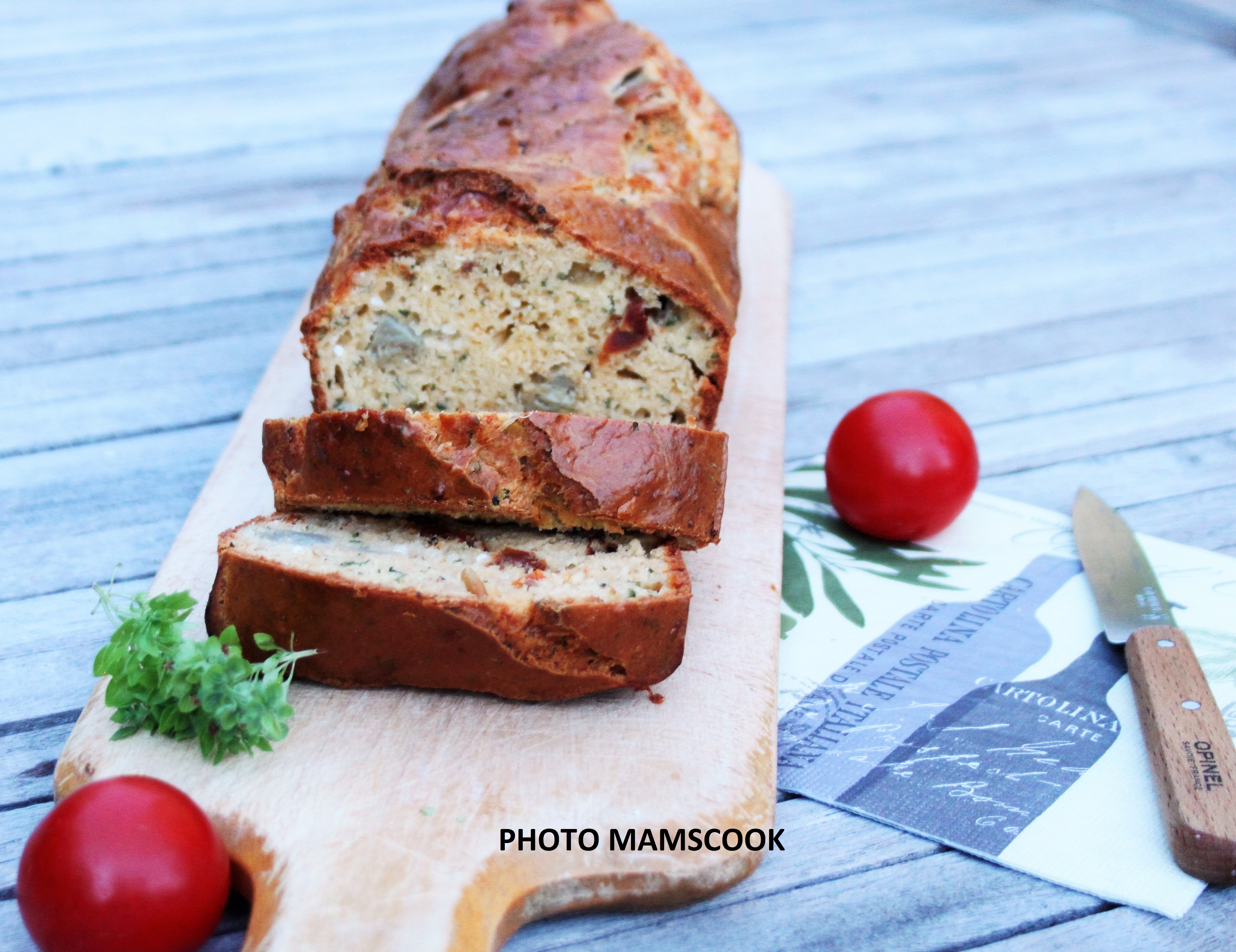 Cake aux cœurs d'artichaut et aux tomates séchées