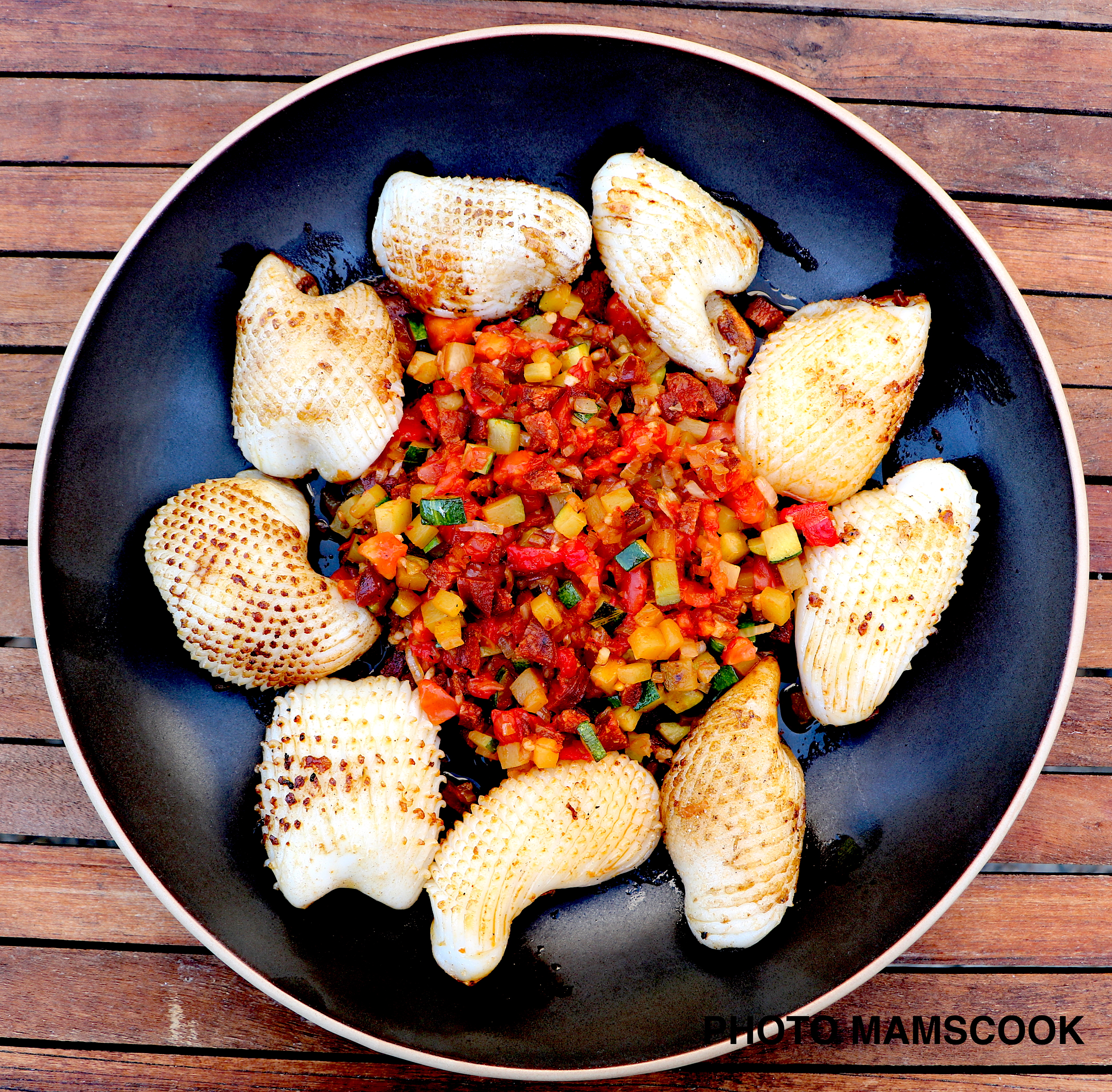 Calamars à la plancha et compoté de légumes du soleil