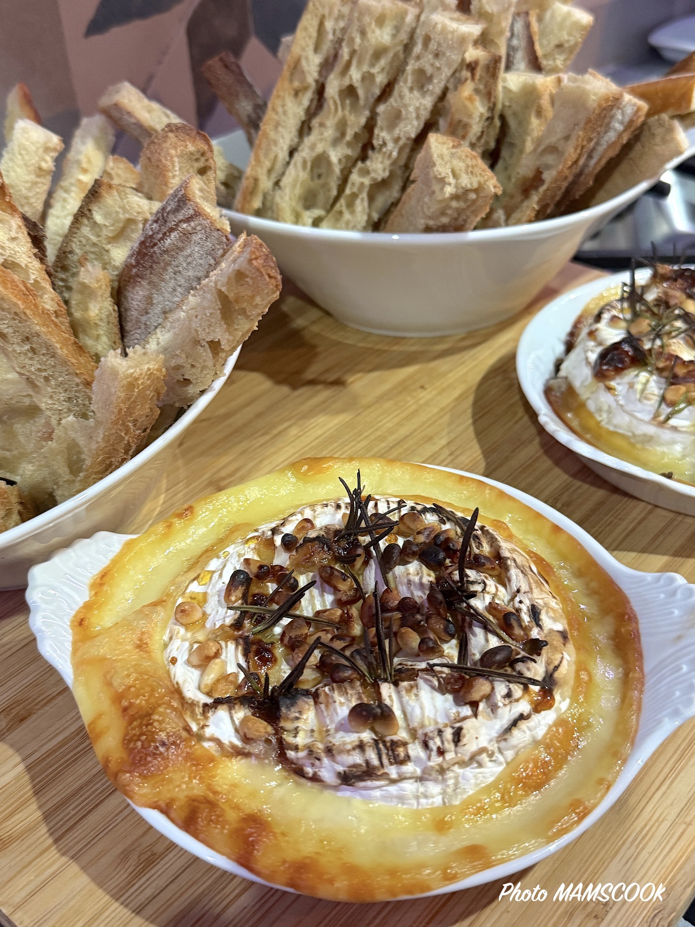 Camembert rôti, miel, pignons, romarin