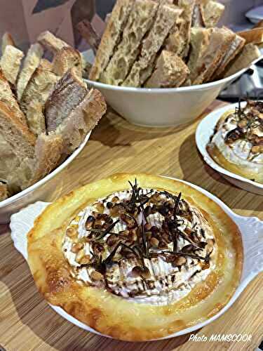 Camembert rôti, miel, pignons, romarin