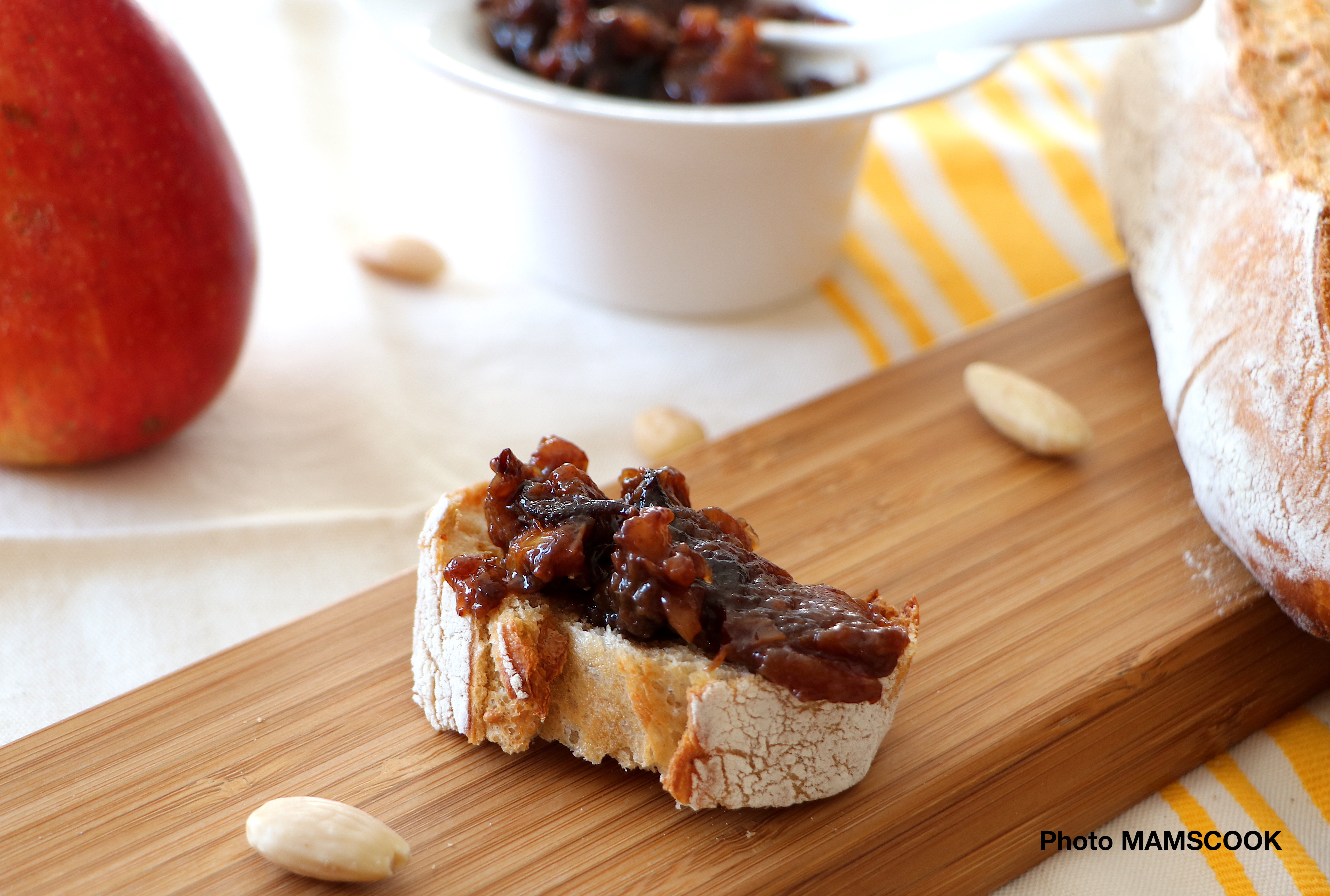 Chutney pruneaux, pommes et amandes