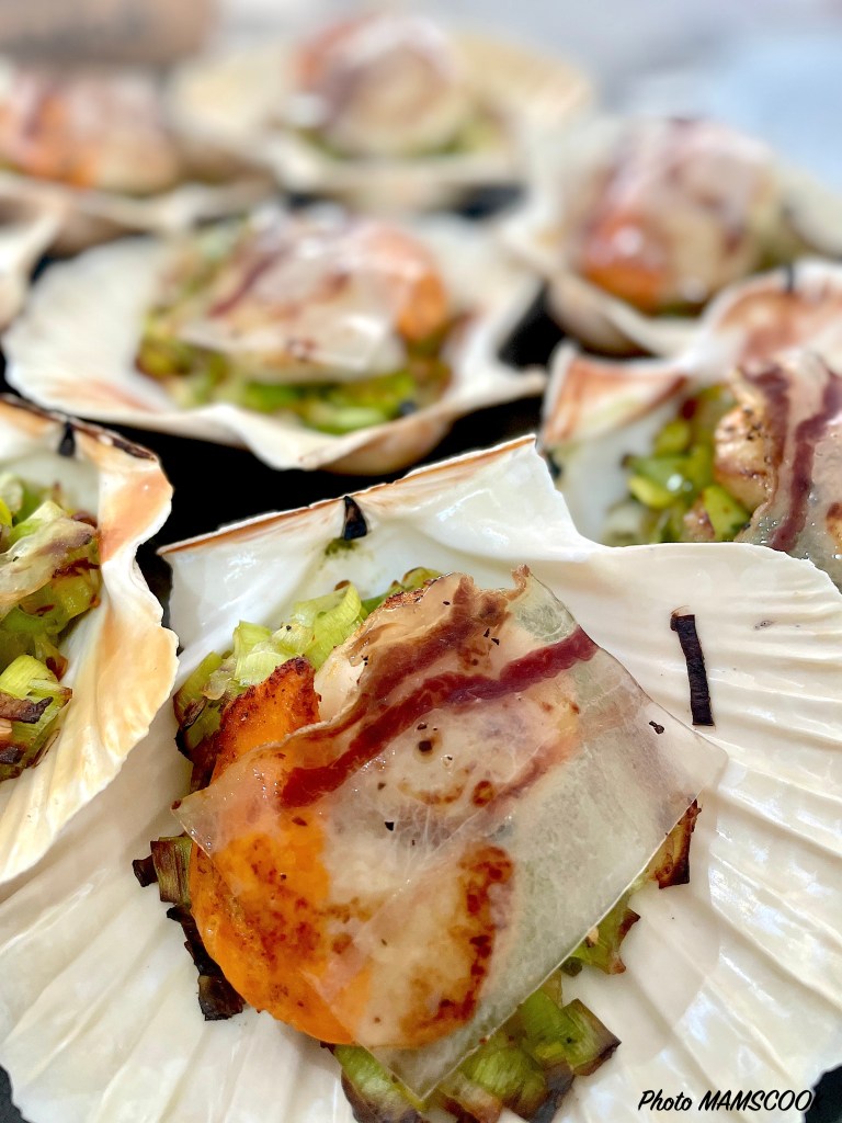 Coquilles Saint Jacques aux poireaux et au lard de Noir de Bigorre