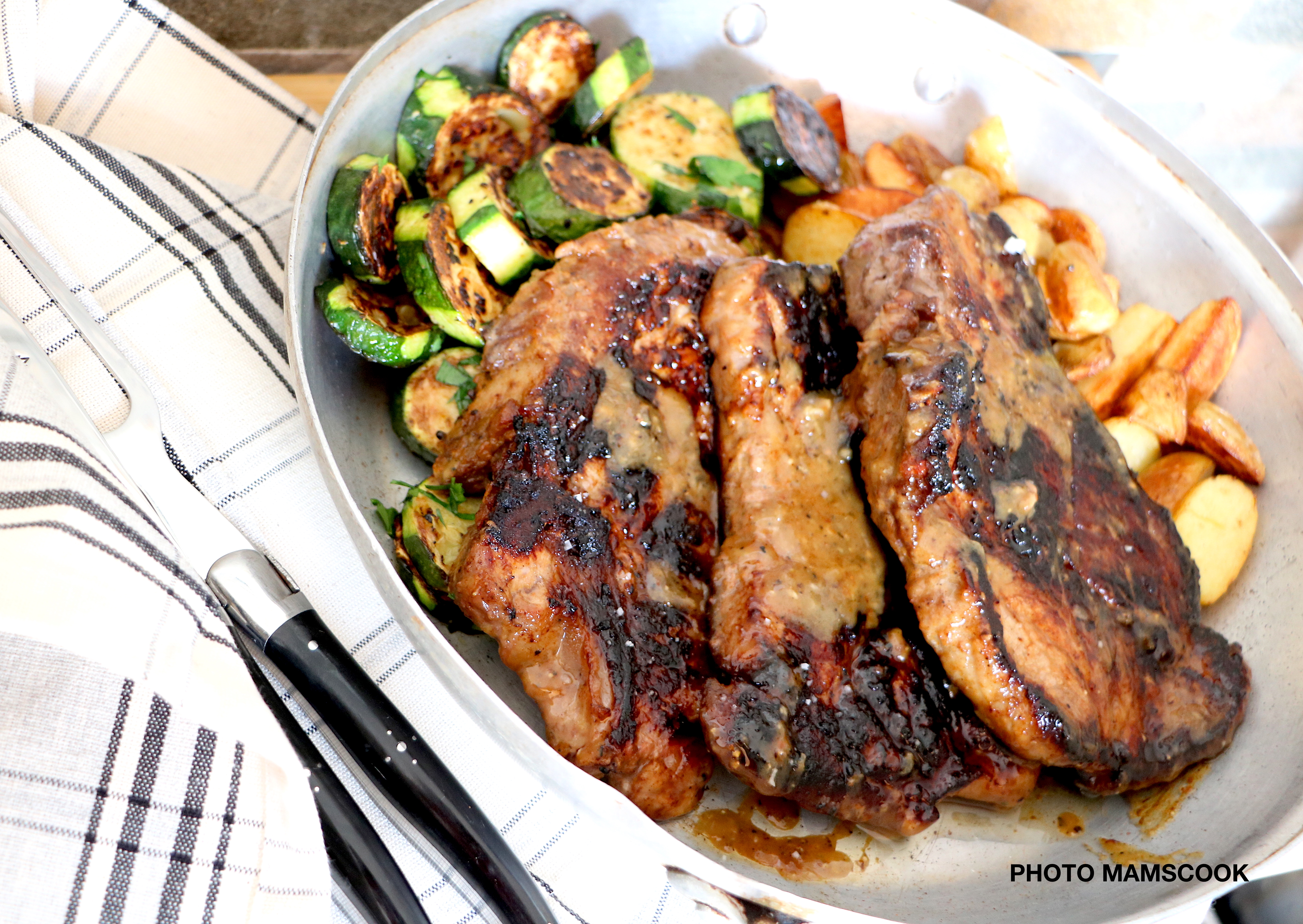 Côtes dans l'échine de porc Noir de Bigorre à la plancha, marinade à la moutarde et au miel