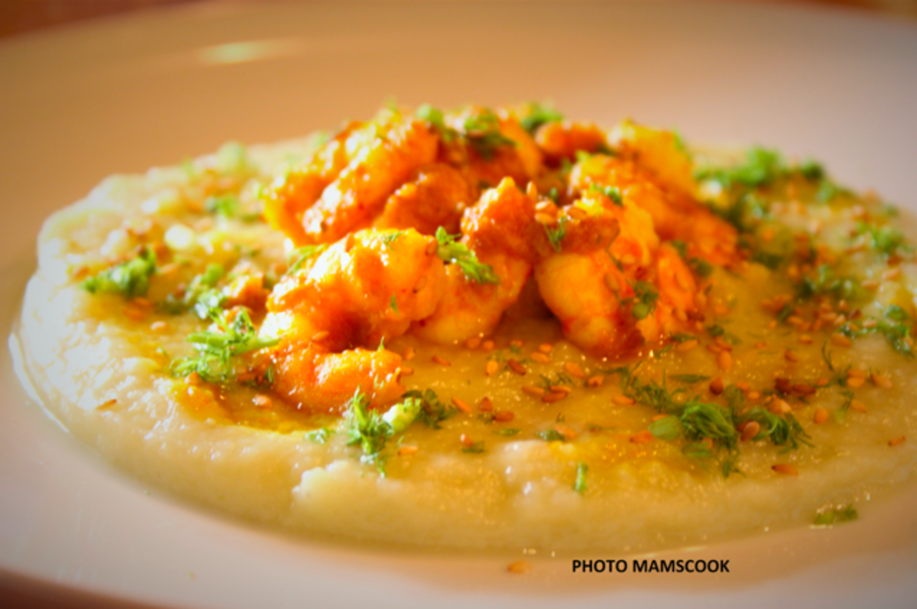 Crevettes au curcuma sur une purée de fenouil