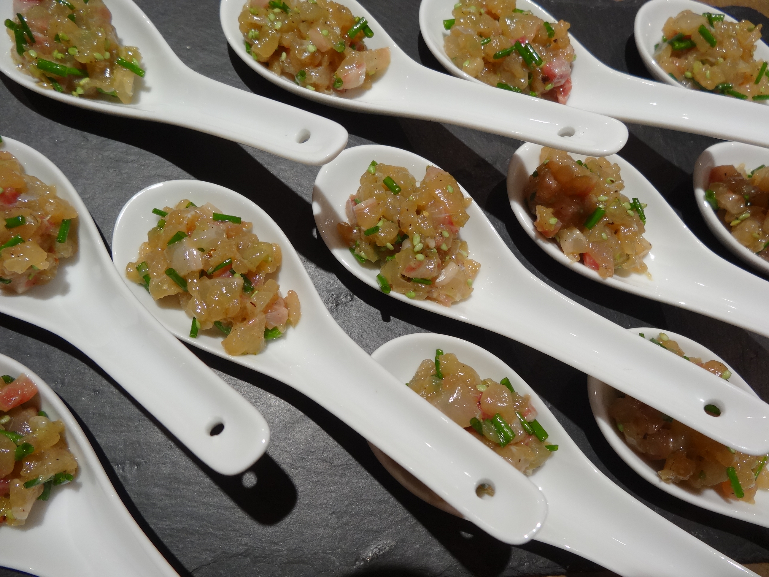 Cuillers de tartare de dorade aux graines de sésame torréfiées au wasabi