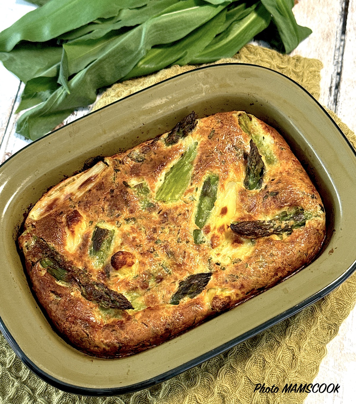 Duo d'asperges en clafoutis à l'ail des ours