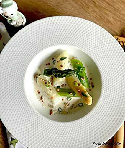 Duo d'asperges vertes et blanches en nage de parmesan