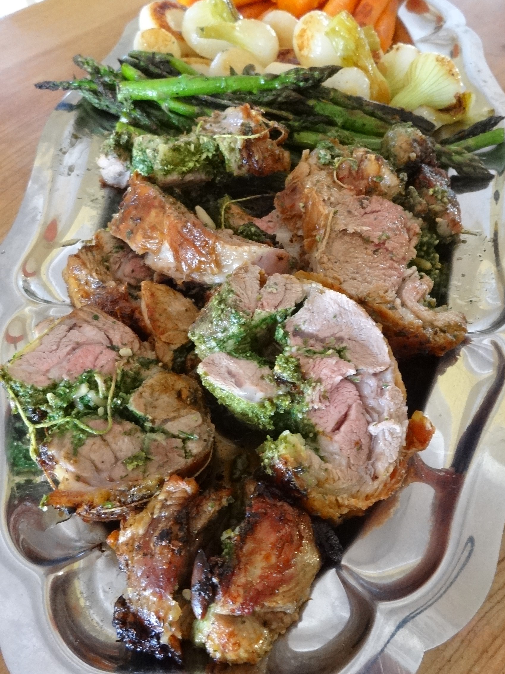 Epaule d'agneau farcie au pesto