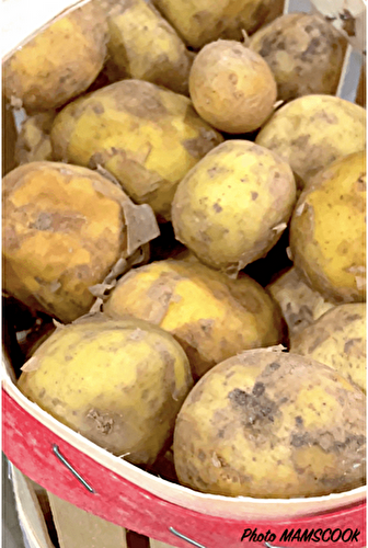 Eplucher les pommes de terre nouvelles au sel!
