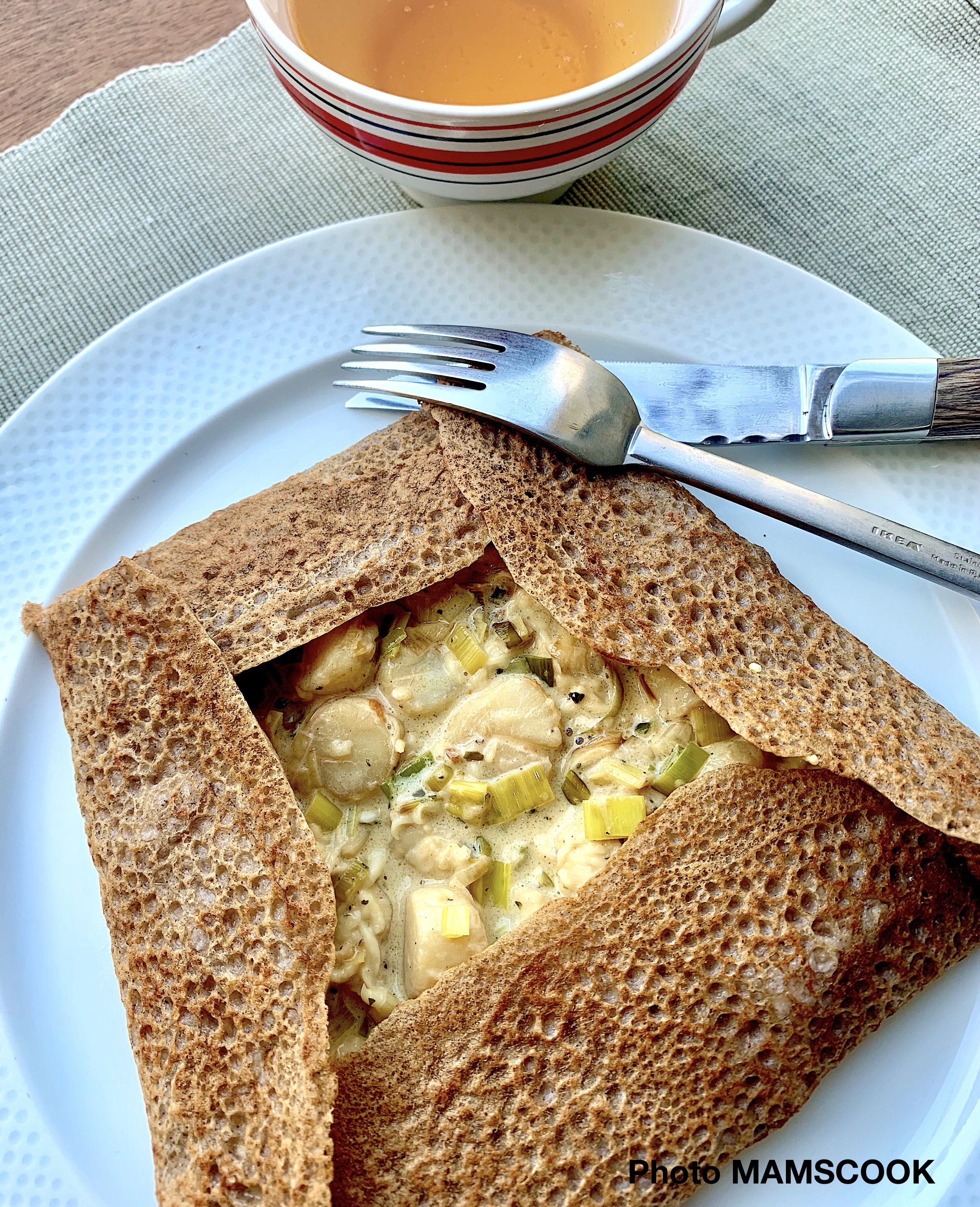 Galette de blé noir aux pétoncles et fondue de poireaux