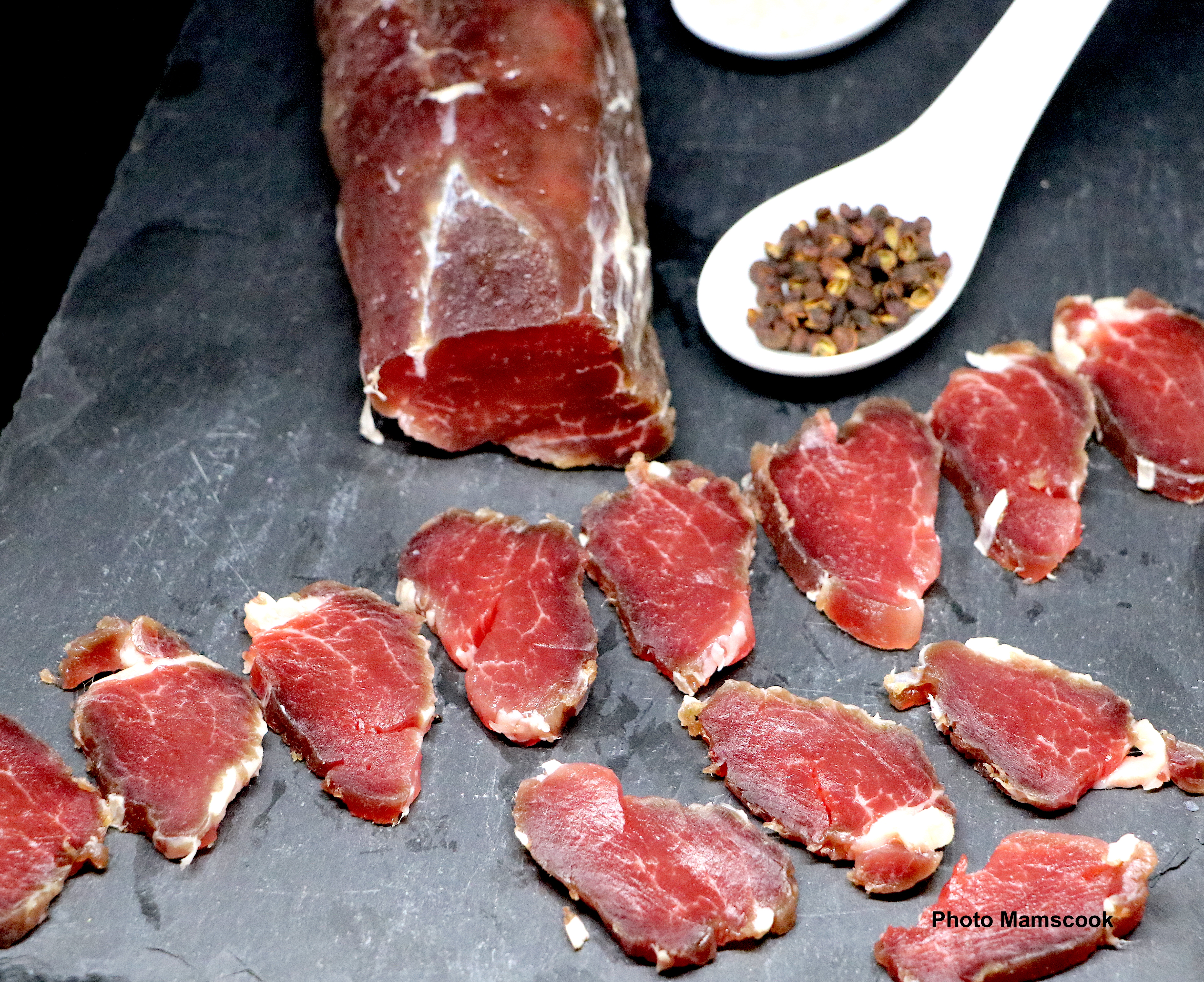 Gravlax de filet mignon de Noir de Bigorre au poivre Timut