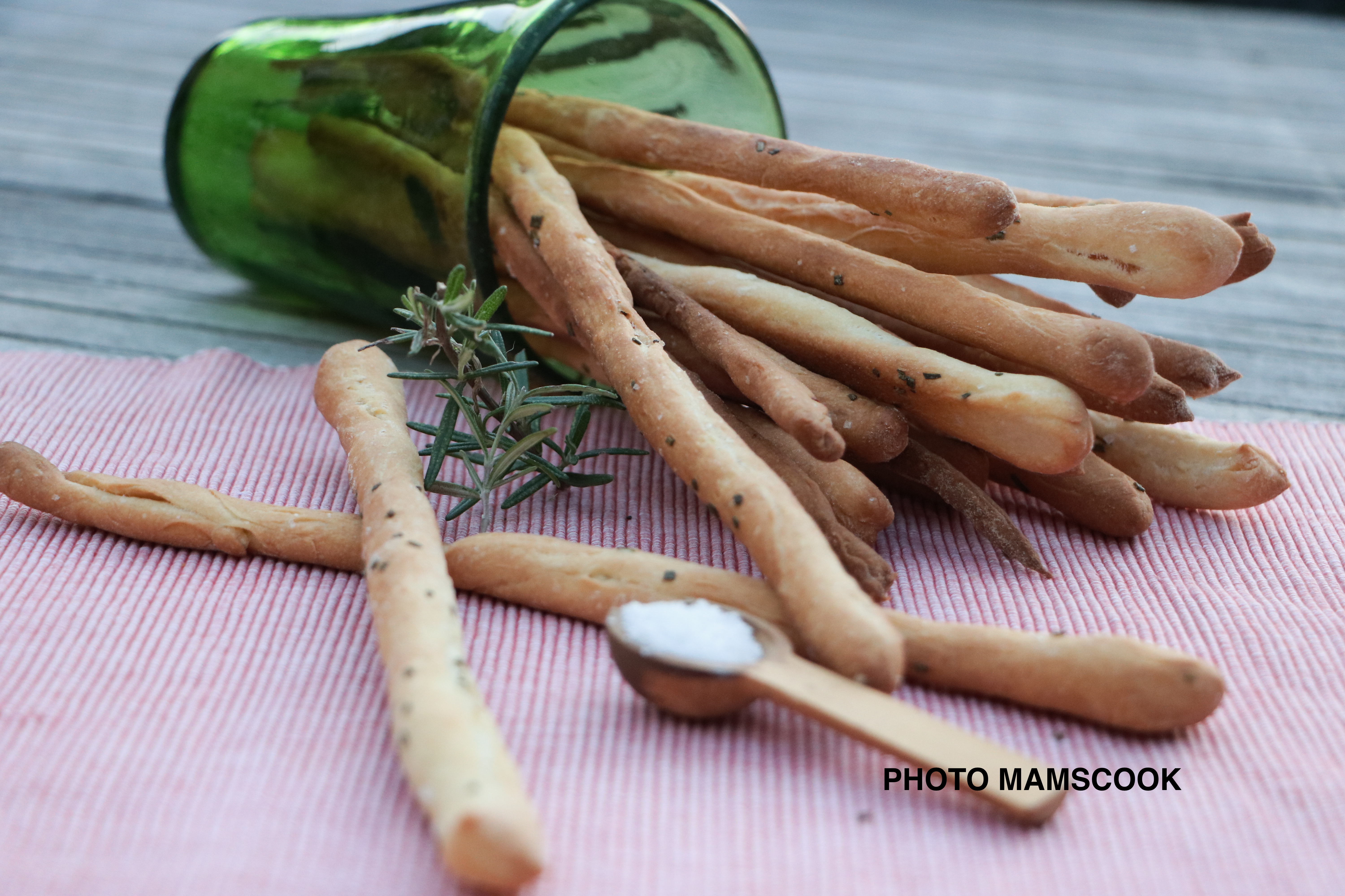 Grissini ou Gressins au romarin et à la fleur de sel