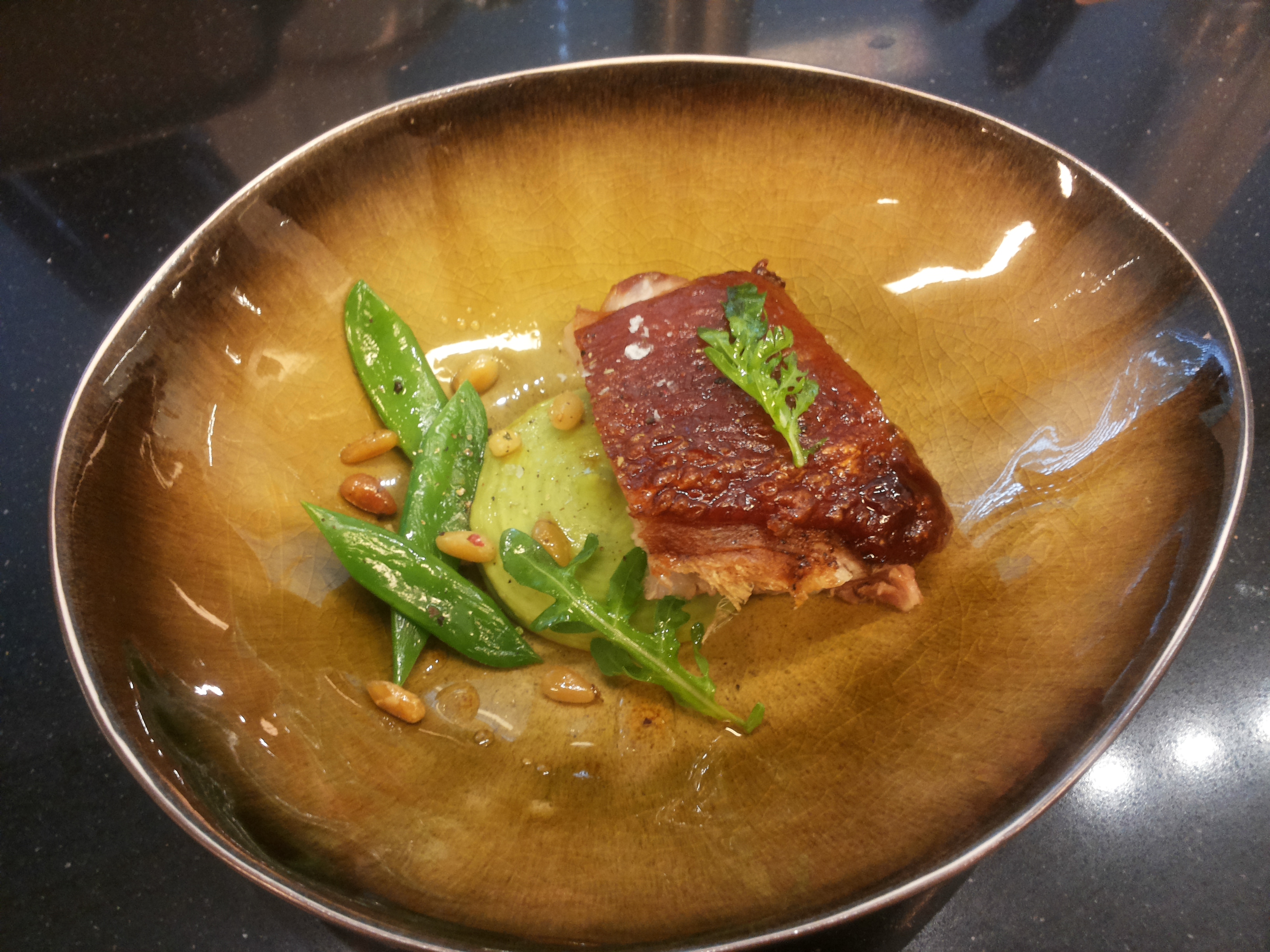 Jarrets de Porc croustillant, purée de fèves et pignons de pins grillés par Sylvain Floirac, Chef Manager pour le Deputy Chief of Mission de l’Ambassade des Etats-Unis en Finlande