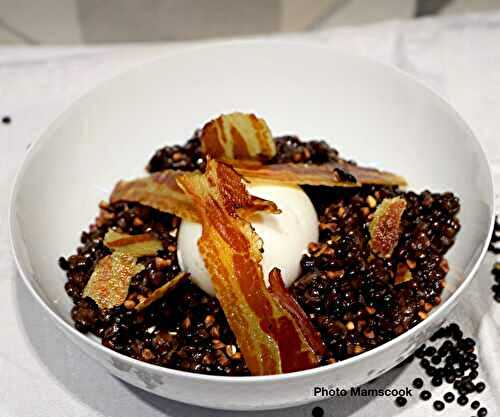 Lentilles noires façon risotto, oeuf mollet, chips de lard