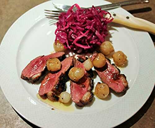 Magret de canard grillé au miel et sa salade de chou tiède