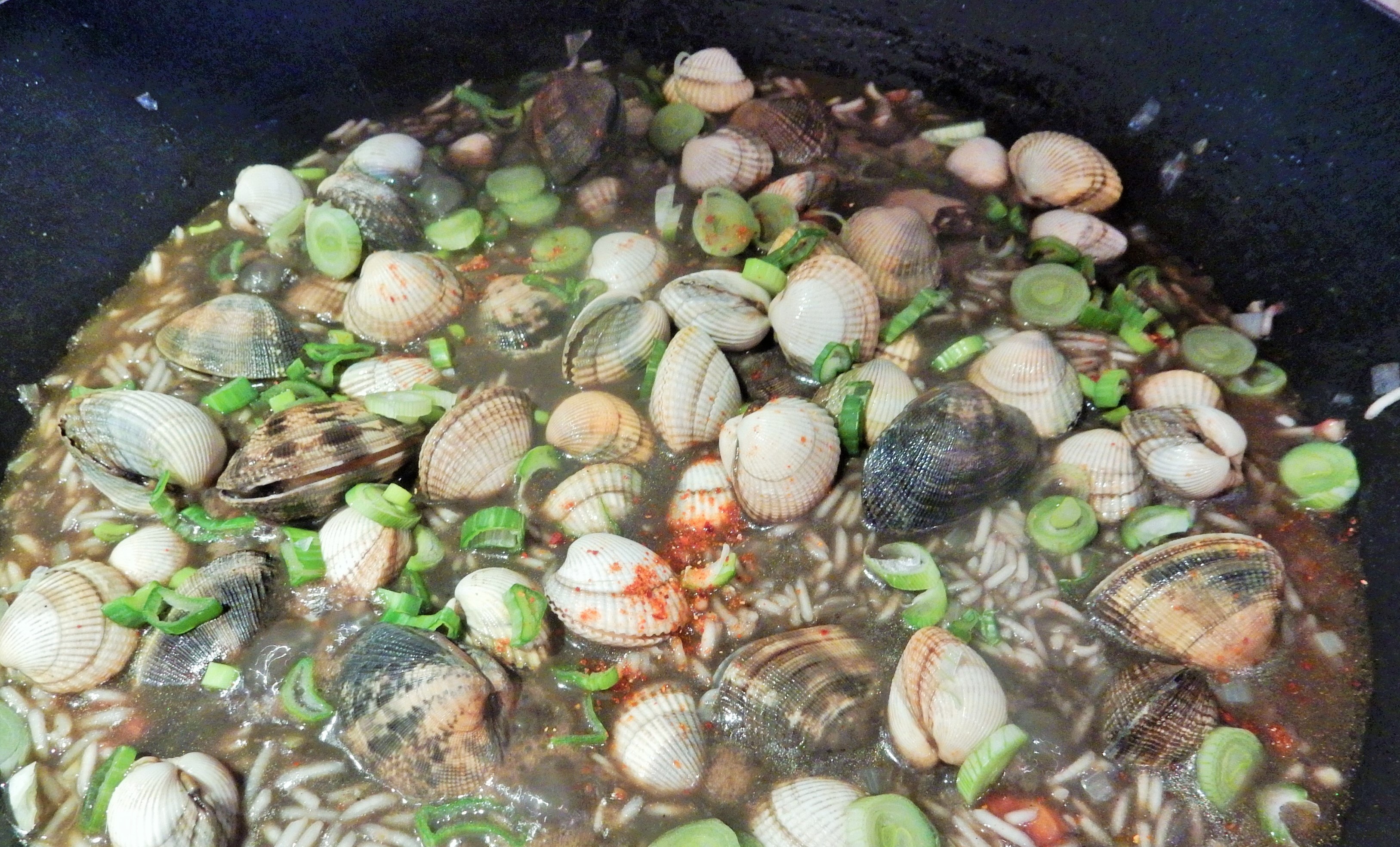 Marmite de riz à l'encre et aux coquillages