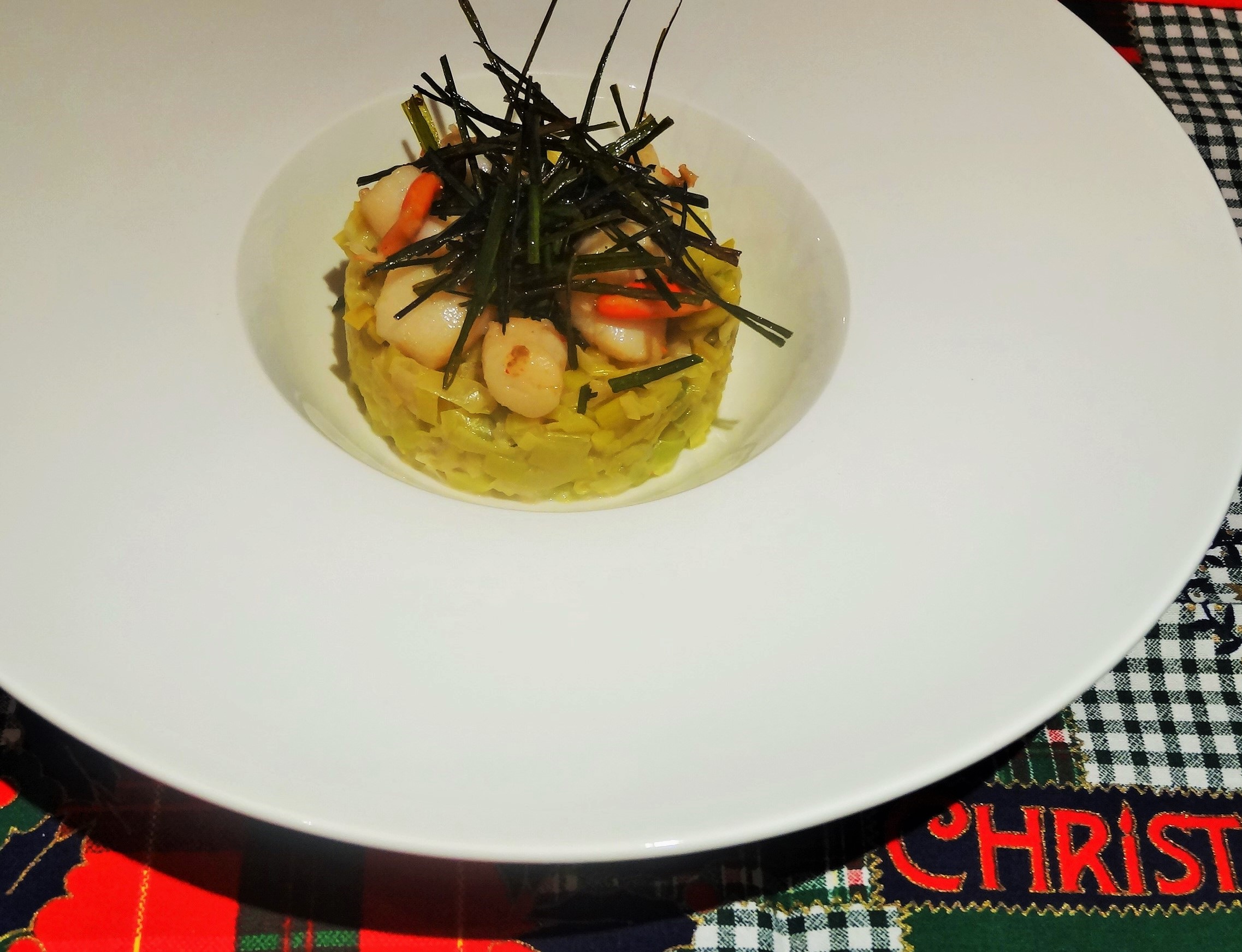 Noix de Saint Jacques snackées, fondue de poireaux et vert de poireaux frit