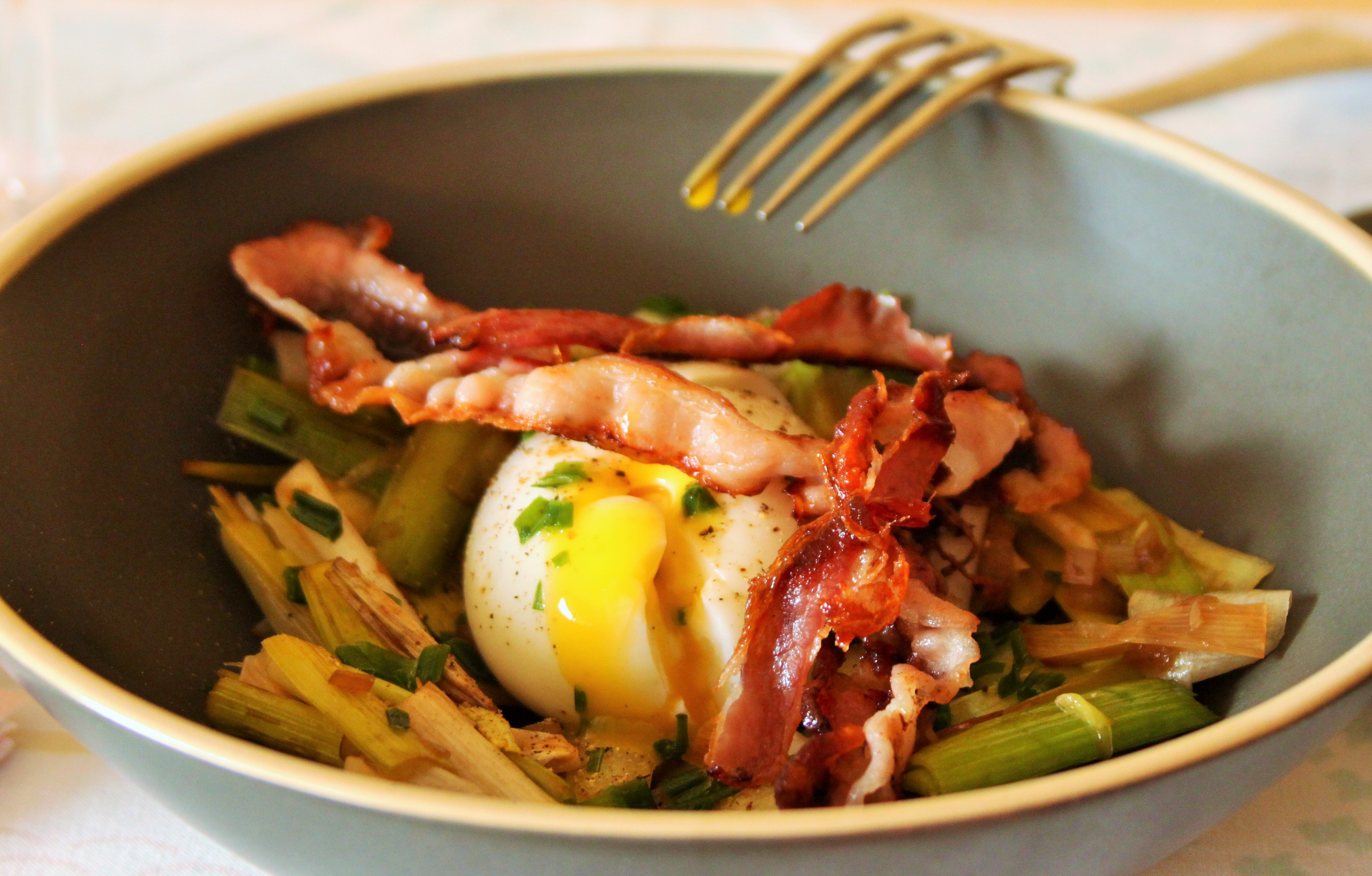 Œuf mollet et salade de poireaux crayons