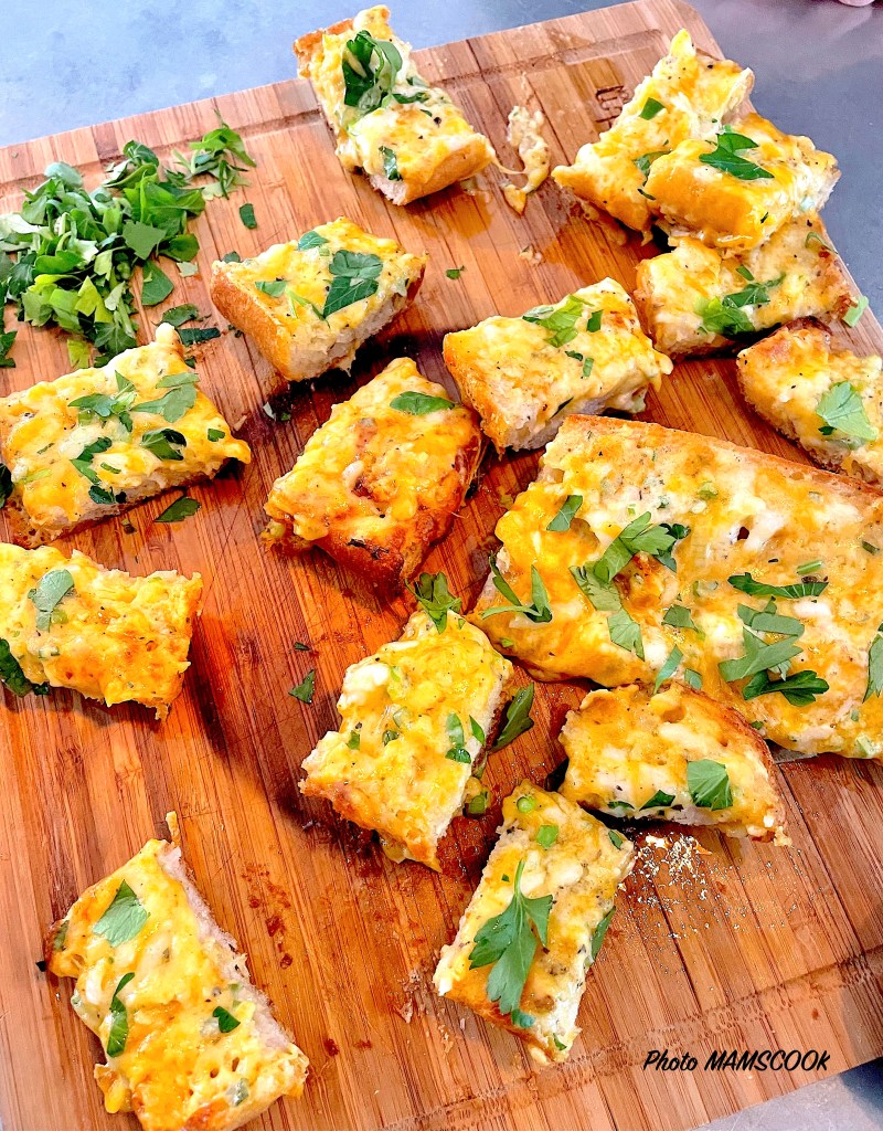 Pain gratiné au cheddar et à l'ail