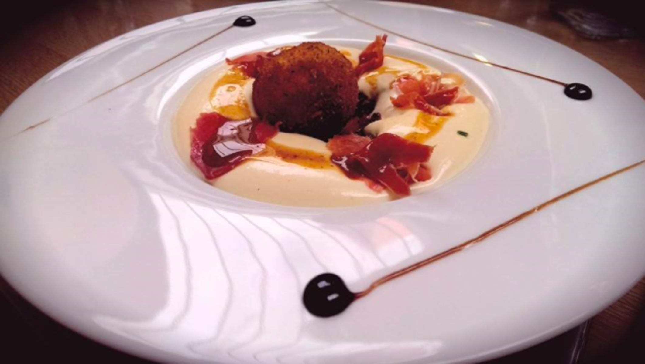 Polenta "siphonnée" au parmesan Parmigiano, oeuf mollet croustillant et copeaux de jambon de Parme de Wiliam ANDRIEU