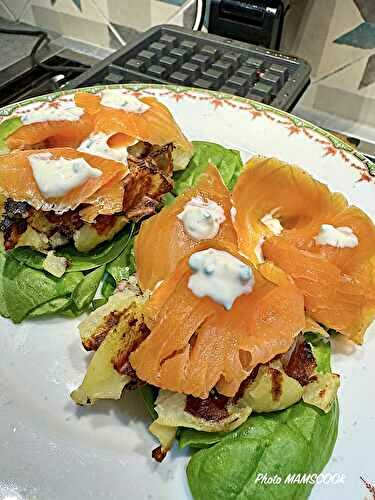 Pommes de terre en gaufres, saumon fumé, crème à la ciboulette