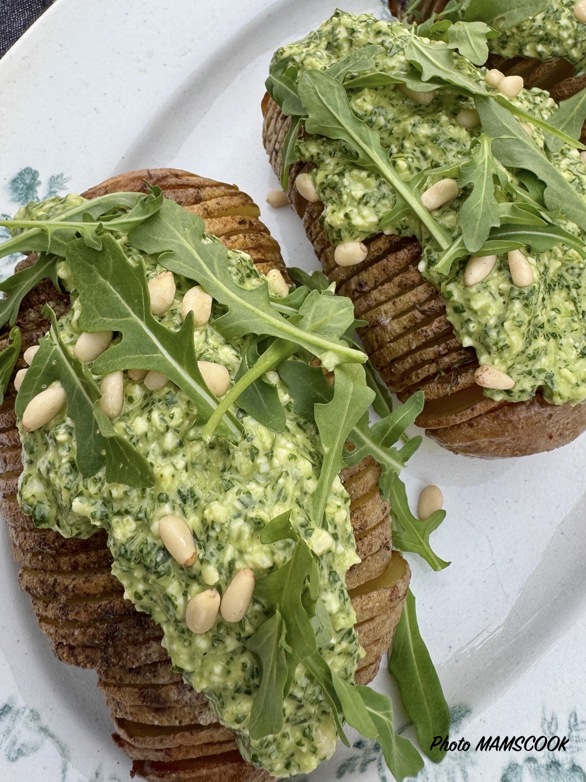 Pommes de terre Hasselback au pesto de roquette