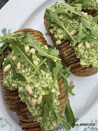 Pommes de terre Hasselback au pesto de roquette