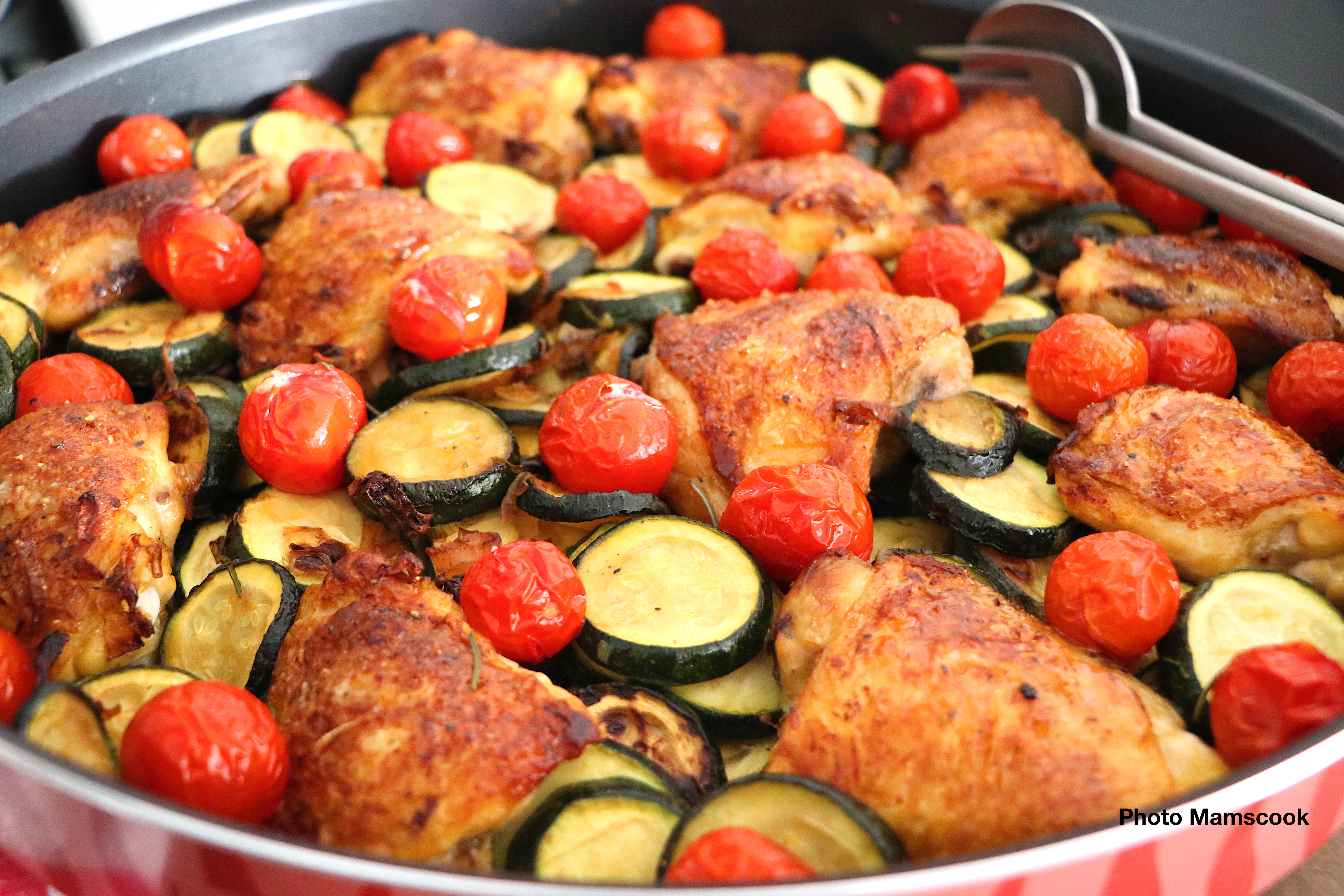 Poulet croustillant à la moutarde, au miel et aux légumes d'été