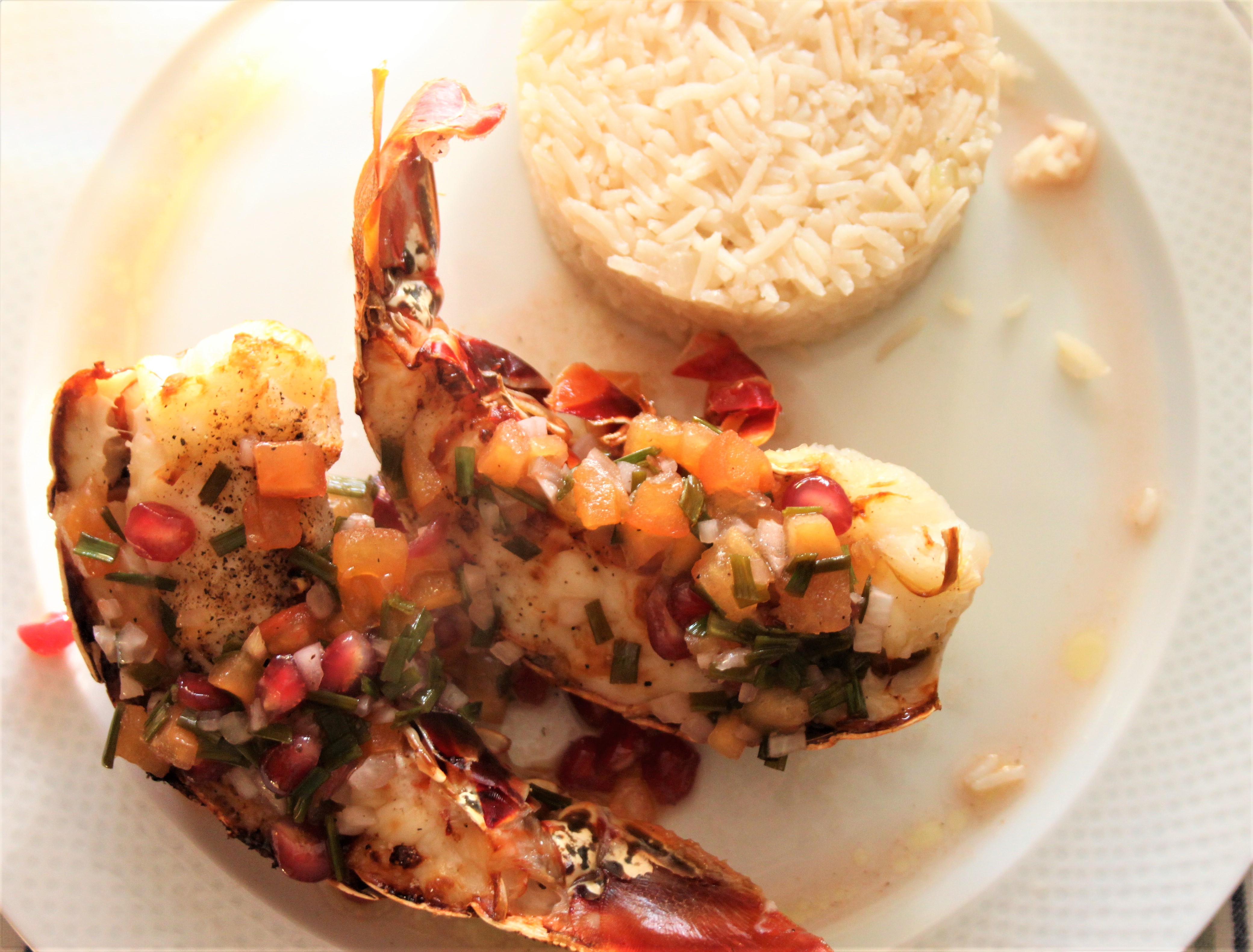 Queues de langoustes rôties, sauce vierge à la grenade
