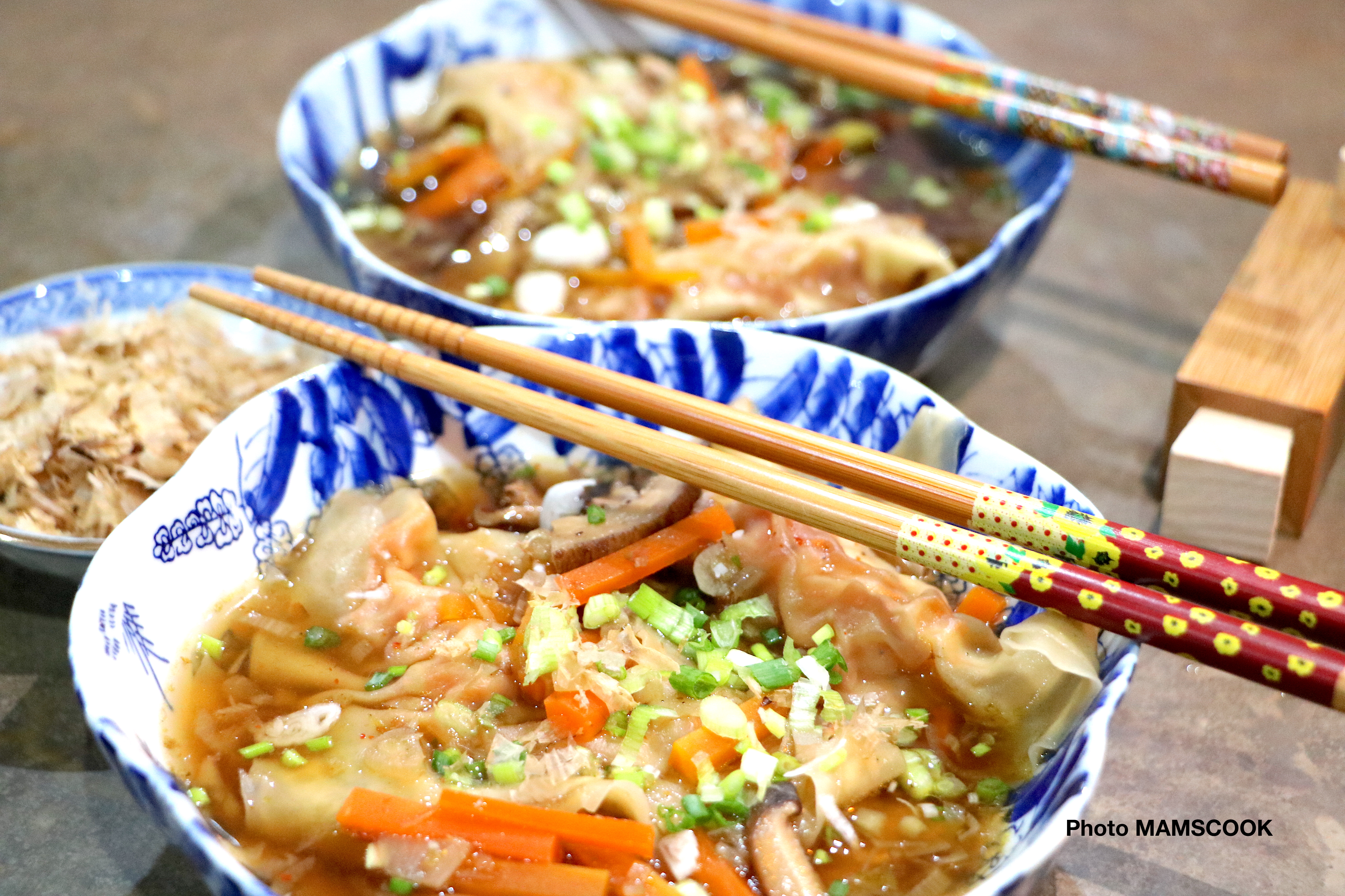 Ravioles de gambas dans un bouillon asiatique