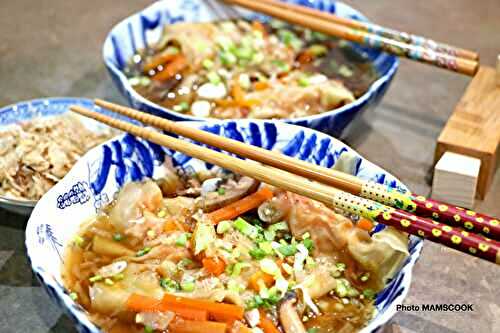 Ravioles de gambas dans un bouillon asiatique