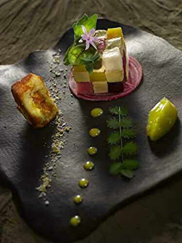 Rubik’s cube de foie gras de canard du sud ouest en combinaison de betteraves de la famille Sournac, Brioche au yuzu, ficoïde  glaciale à la pulpe d’huile d’amendons de pruneau par Pierrick Célibert