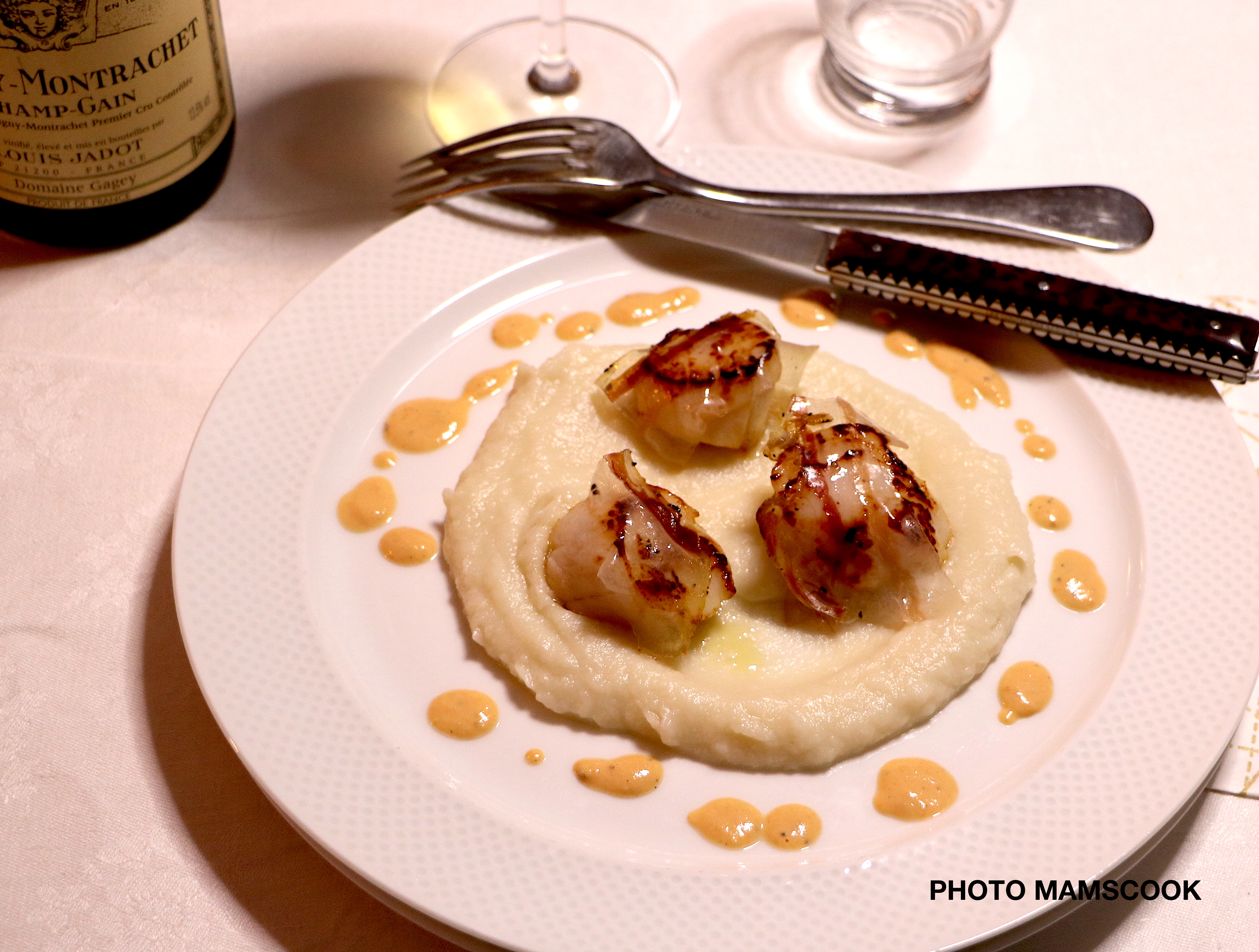Saint Jacques snackées et lard de Noir de Bigorre sur purée de chou fleur et crème de corail.