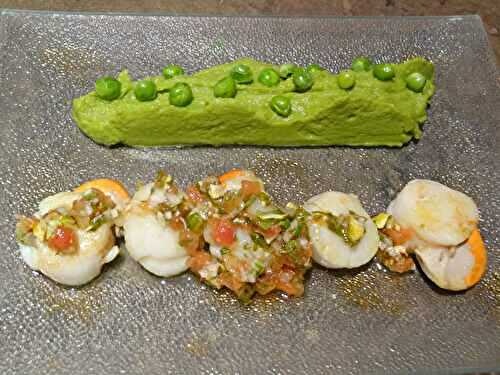Saint jacques snackées, huile vierge au vinaigre balsamique blanc et purée de petit pois