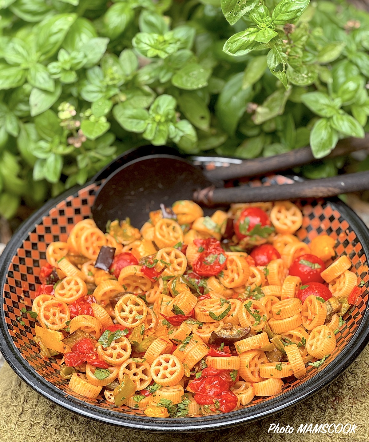 Salade de pâtes, légumes rôtis, vinaigrette à la tomate