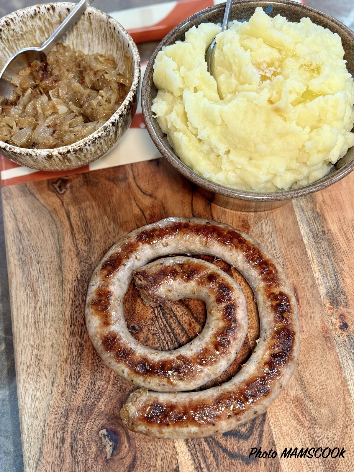 Saucisse de Toulouse, confit d'oignon et écrasée de pommes de terre