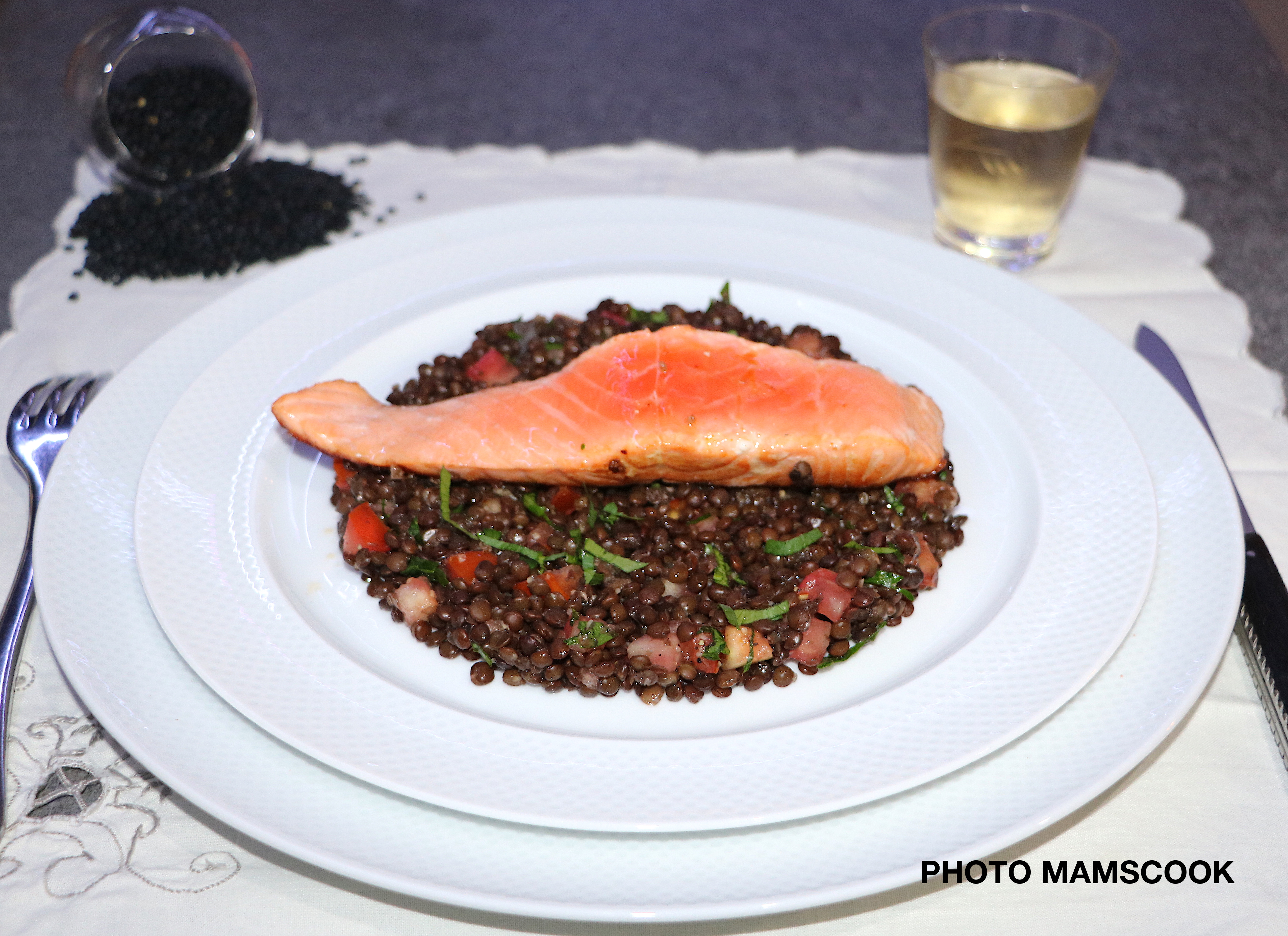 Saumon aux lentilles noires