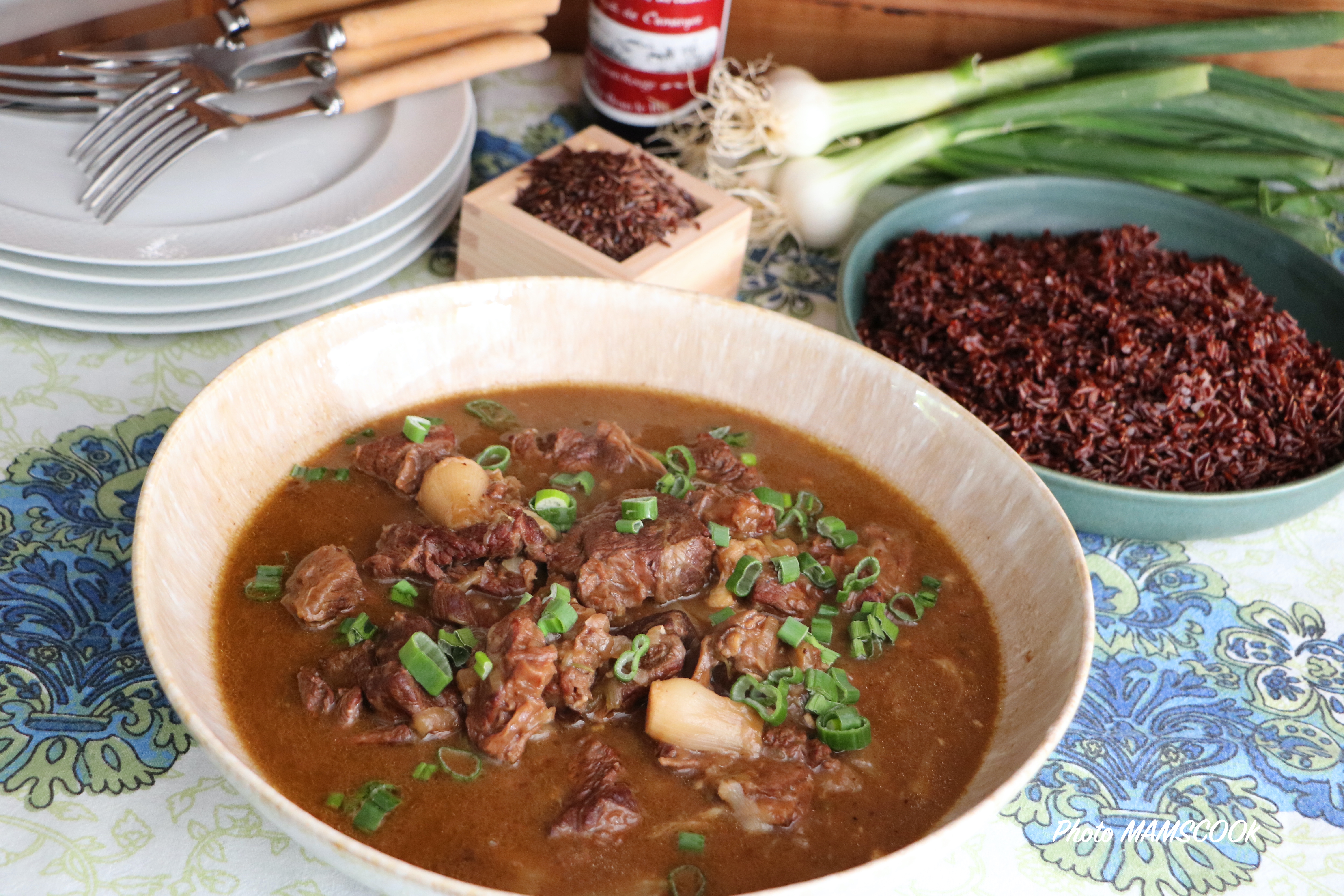 Sauté de Taureau de Camargue AOP aux petits oignons et à la bière de riz rouge